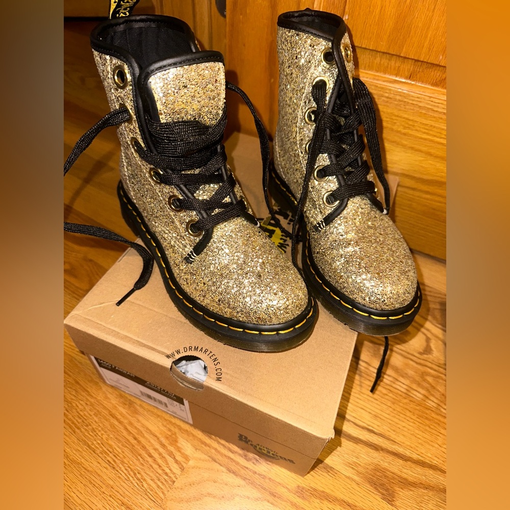 Girls DR Martens size BIG 5 
1460 FARRAH
GOLD
CHUNKY GLITTER